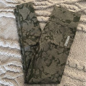 2 piece Green camo gymshark set